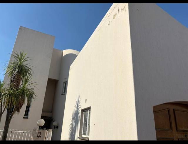 3 BEDROOM PROPERTY TO RENT IN CORLETT GARDENS